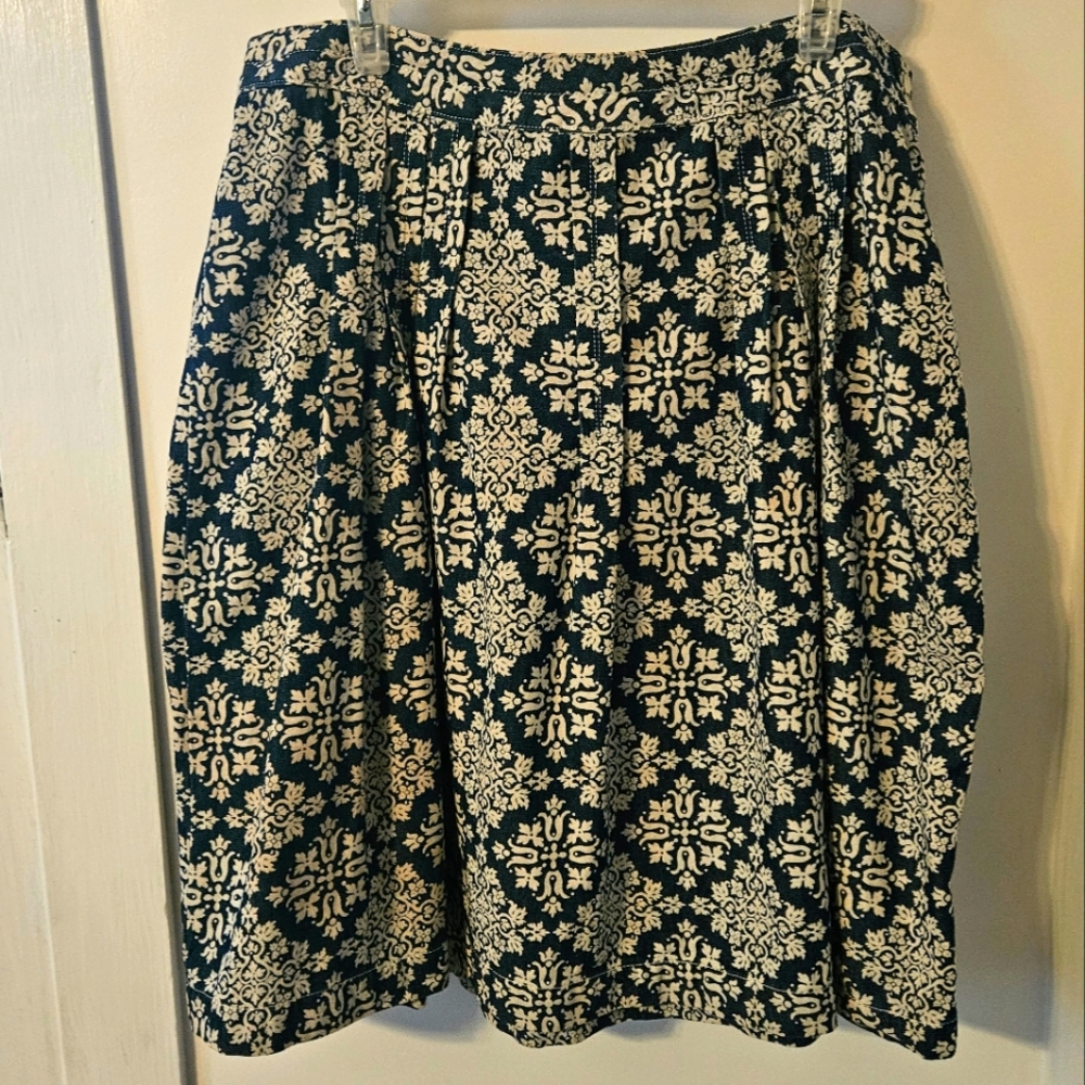 Christopher & Banks~ Light‎ denim~ Floral print~Size 16~Skirt~Blue & White